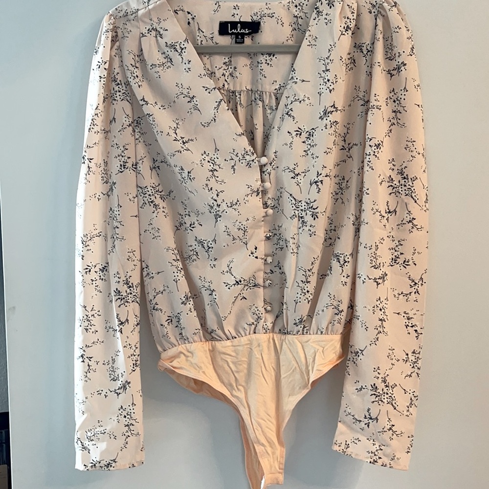 LULUS FLORAL BODYSUIT NEVER WORN